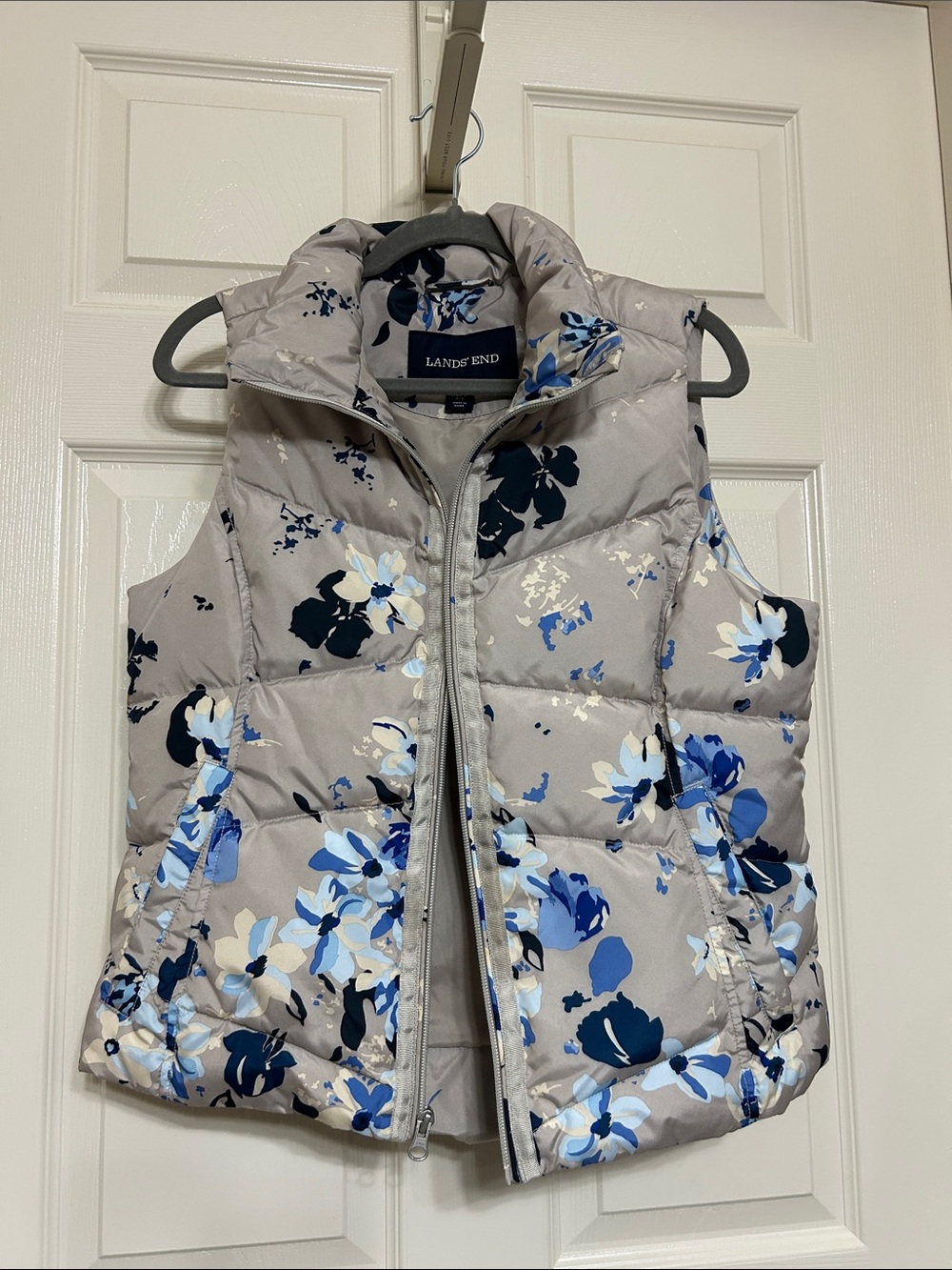 Lands' End Floral Quilted Puffer Vest in Light Silver Gray and Blue Pockets XS